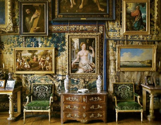 15 Jaw-dropping Home Interiors & the Paintings they House